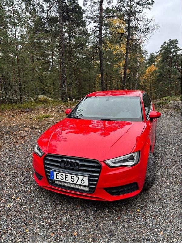 Röd Begagnad 2015 Audi A3 Sportback Halvkombi | 85 000 kr (Superpris) - Bild 1/4