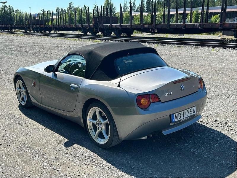 Grå Begagnad 2003 BMW Z4 Cab | 129 000 kr (Marknadspris) - Bild 1/4