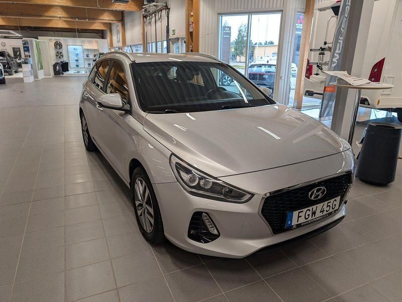 Ljusgrå Begagnad 2018 Hyundai i30 Comfort Kombi | 139 900 kr (Marknadspris) - Bild 1/4