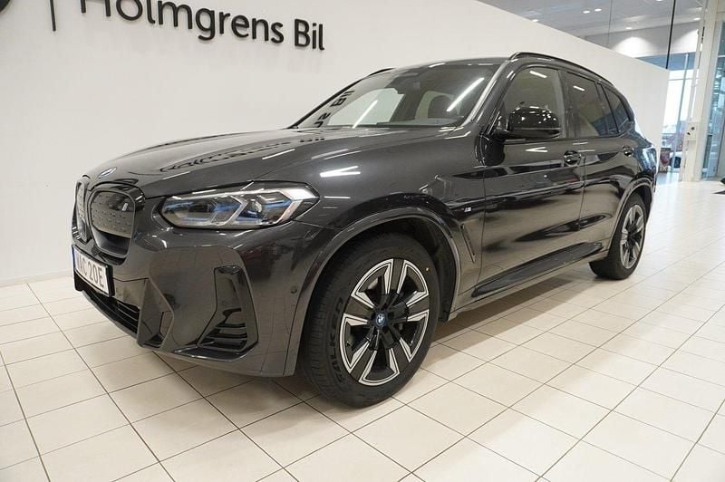 Grå Begagnad 2022 BMW iX3 M Sport SUV | 439 900 kr (Marknadspris) - Bild 1/4