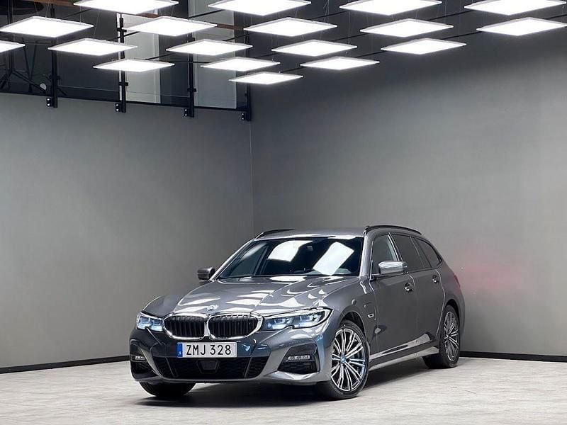 Grå Begagnad 2022 BMW 330e M Sport Kombi | 329 900 kr (Marknadspris) - Bild 1/3