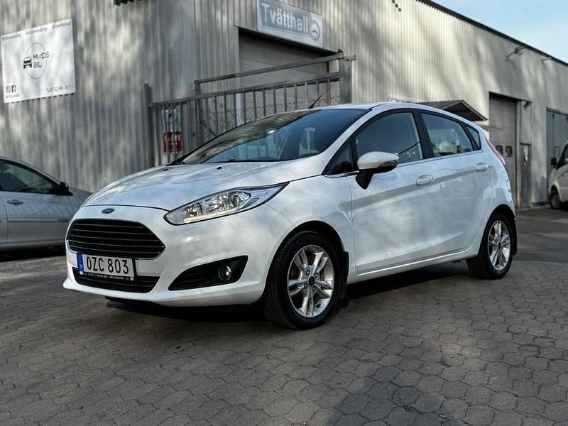 Begagnad Ford Fiesta Titanium 101 HK (74 kW) 2016 Vit Halvkombi
