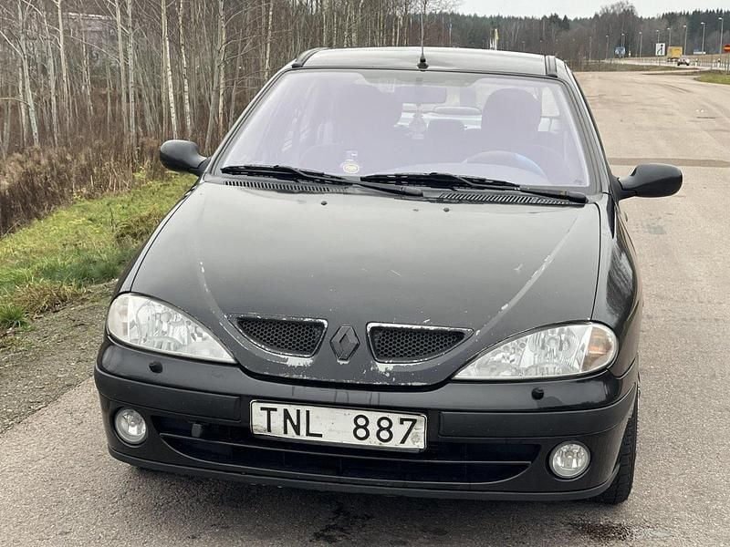 Svart Begagnad 2003 Renault Mégane II Authentique Halvkombi | 22 500 kr (Marknadspris) - Bild 1/4