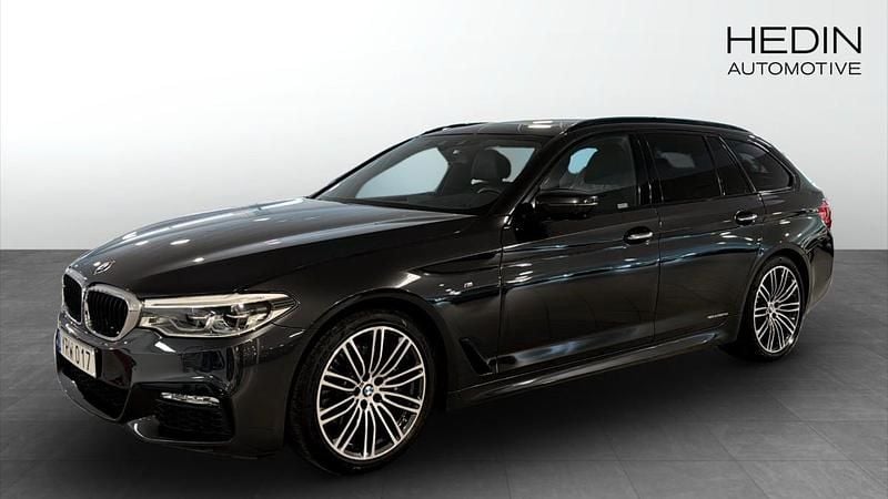 Grå (grey) Begagnad 2017 BMW 530 Kombi | 349 900 kr (Dyr) - Bild 1/4