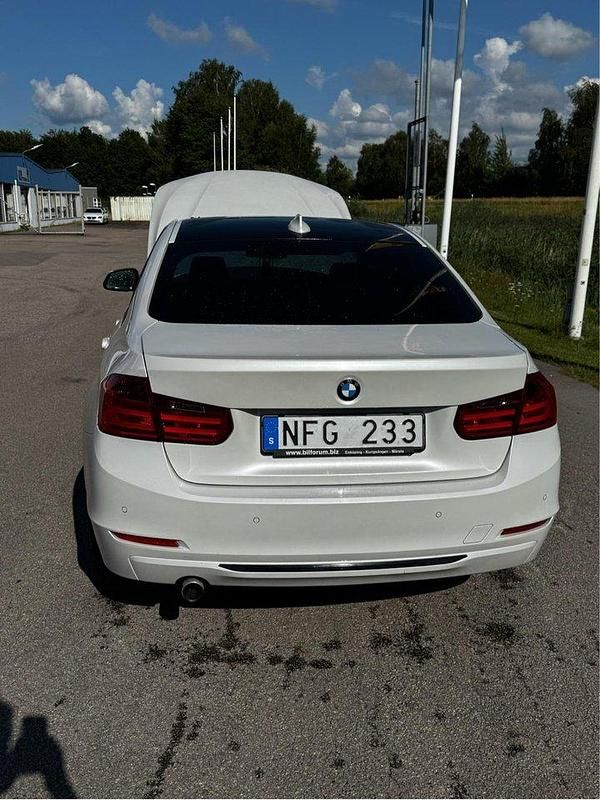 Vit Begagnad 2013 BMW 320 Sport Line Sedan | 170 000 kr (Lite dyr) - Bild 1/4