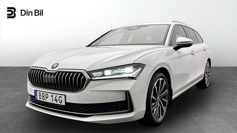 Purity white Begagnad 2024 Skoda Superb LAURIN & KLEMENT Kombi | 449 900 kr (Dyr) - Bild 1/4