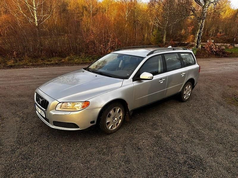 Silver Begagnad 2009 Volvo V70 Kombi | 35 000 kr (Bra pris) - Bild 1/4