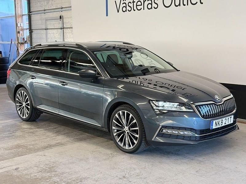 Quartz grey metallic Begagnad 2021 Skoda Superb LAURIN & KLEMENT Kombi | 239 900 kr (Marknadspris) - Bild 1/3