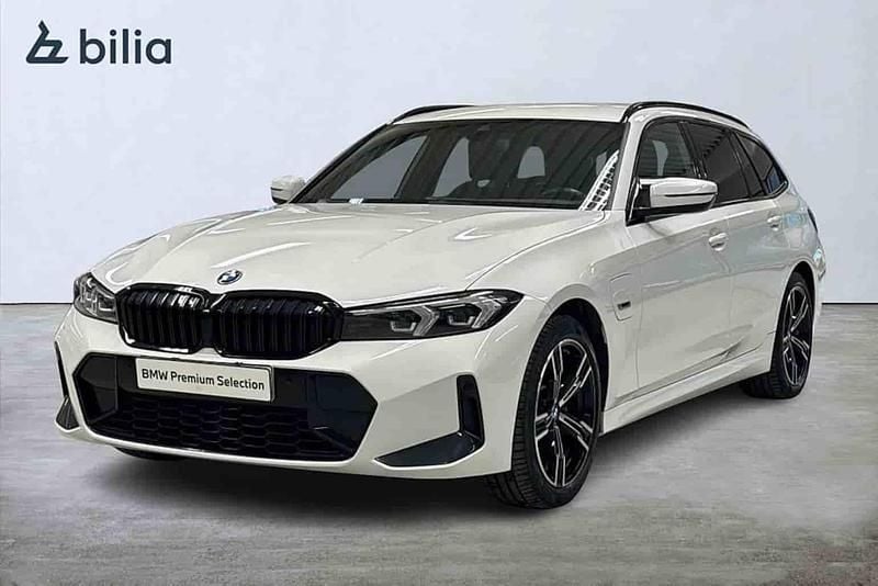 Begagnad BMW 330e 2023 Vit Kombi