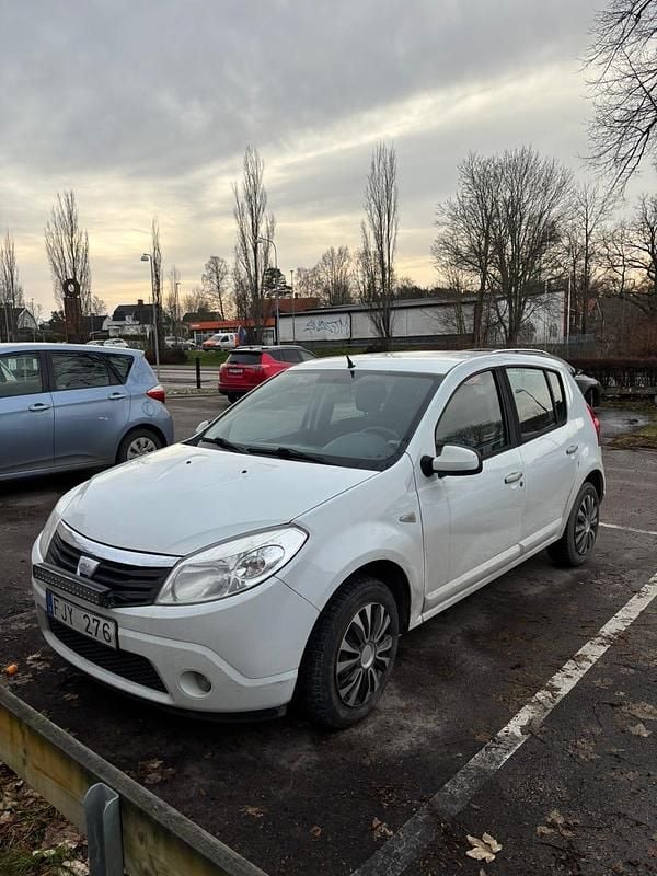 Begagnad 2009 Dacia Sandero Halvkombi | 23 000 kr (Marknadspris) - Bild 1/4