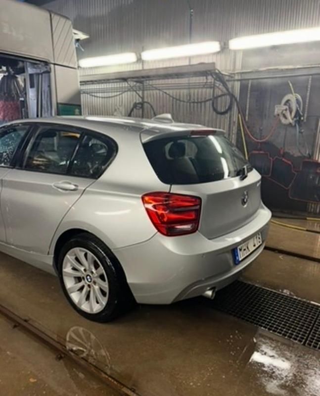 Begagnad BMW 118 143 HK (105 kW) 2012 Silvermetallic Halvkombi
