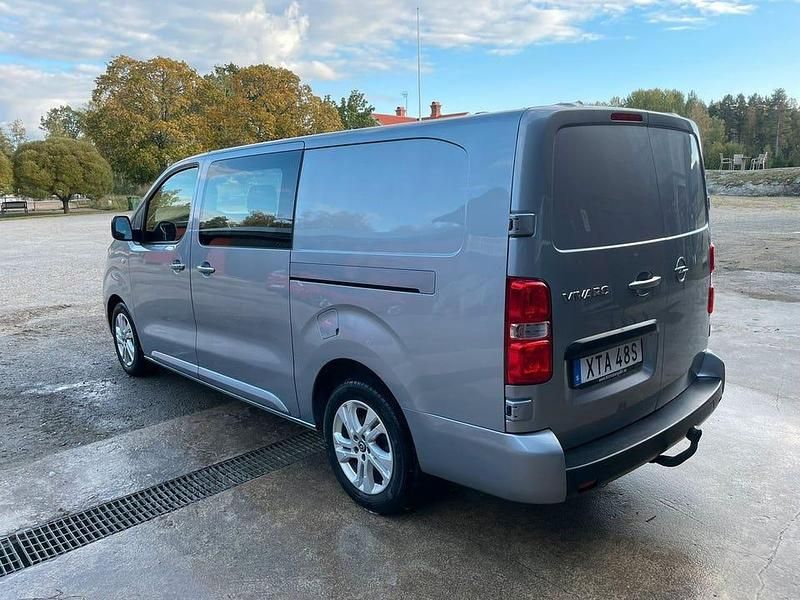 Begagnad Opel Vivaro 177 HK (130 kW) 2023 Grå Minibuss