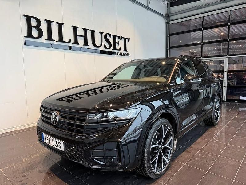 Svart Begagnad 2024 VW Touareg R-line SUV | 769 900 kr (Marknadspris) - Bild 1/4