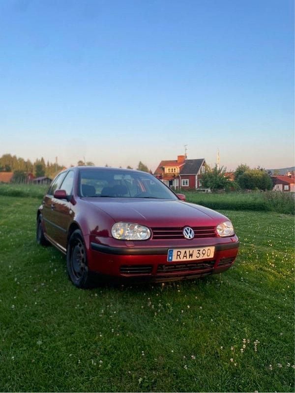 Röd Begagnad 2000 VW Golf IV Trendline Halvkombi | 13 000 kr (Marknadspris) - Bild 1/4