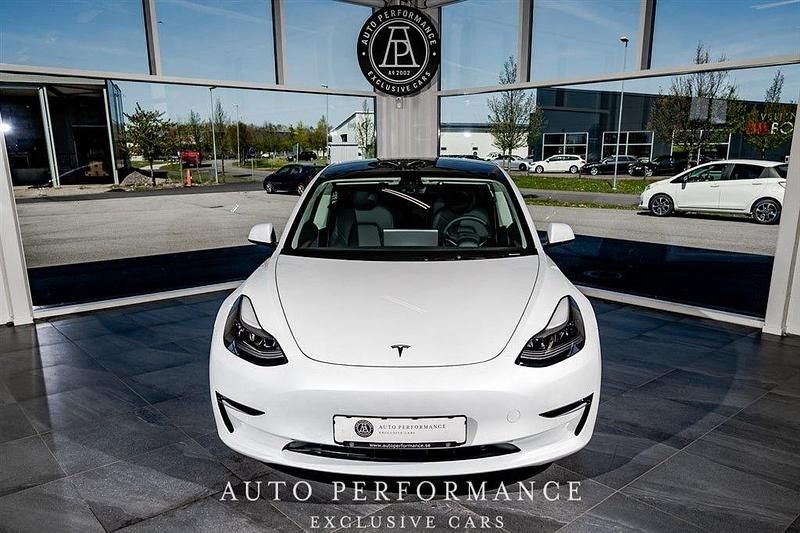Vit Begagnad 2021 Tesla Model 3 Sedan | 329 900 kr (Lite dyr) - Bild 1/4