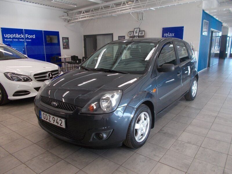 Grå (sea grey met) Begagnad 2007 Ford Fiesta S Halvkombi | 39 400 kr (Dyr) - Bild 1/4
