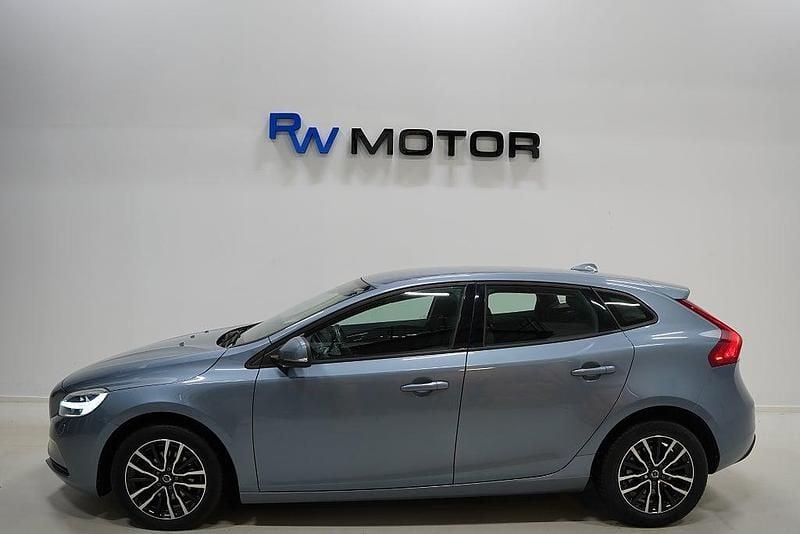 Begagnad Volvo V40 Momentum 120 HK (88 kW) 2017 Blå Halvkombi