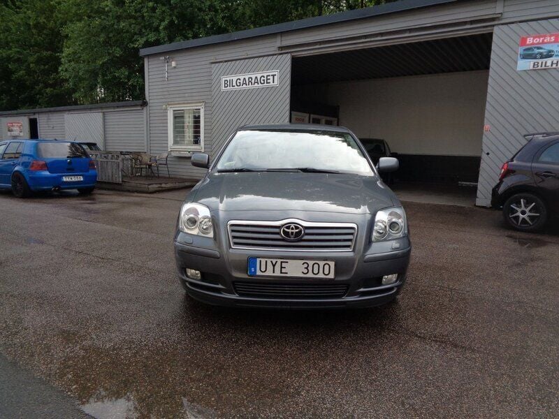 Grå Begagnad 2004 Toyota Avensis Sedan | 64 900 kr (Lite dyr) - Bild 1/4