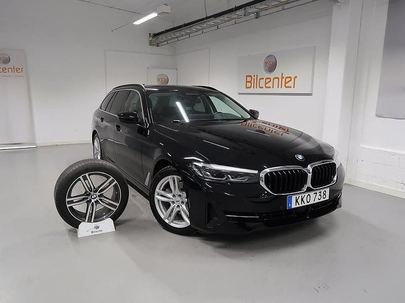 Svart Begagnad 2021 BMW 520 Kombi | 384 900 kr (Lite dyr) - Bild 1/3