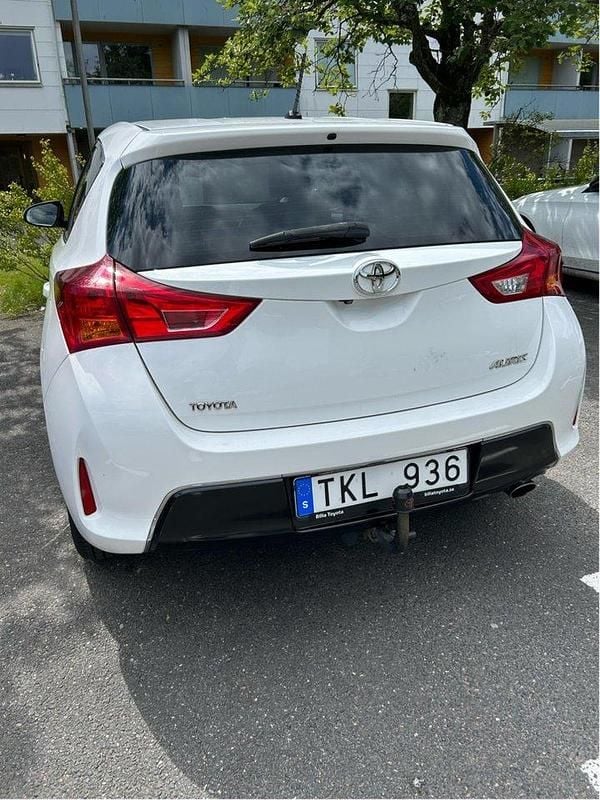 Vit Begagnad 2013 Toyota Auris Multidrive S Halvkombi | 78 000 kr (Bra pris) - Bild 1/4