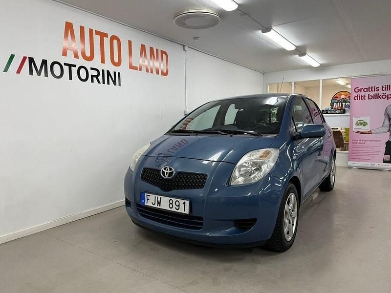 Grå Begagnad 2006 Toyota Yaris Halvkombi | 74 900 kr (Marknadspris) - Bild 1/4