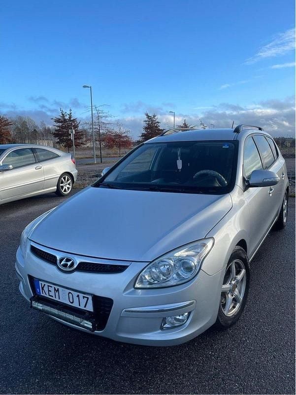 Silver Begagnad 2010 Hyundai i30 Kombi | 63 000 kr (Marknadspris) - Bild 1/4