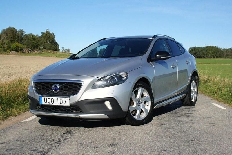 Silver Begagnad 2015 Volvo V40 CC Momentum Kombi | 146 000 kr (Marknadspris) - Bild 1/4