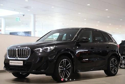 Svart Begagnad 2023 BMW iX1 M Sport SUV | 429 500 kr (Marknadspris) - Bild 1/1