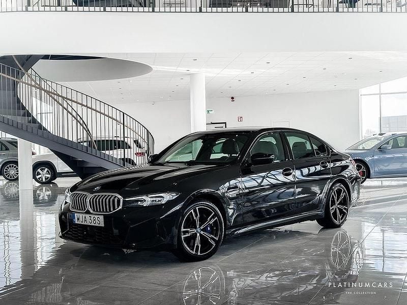 Svart Begagnad 2023 BMW 330e M Sport Sedan | 449 000 kr (Lite dyr) - Bild 1/4
