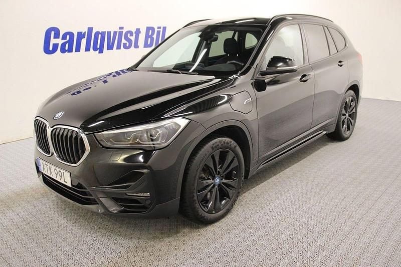 Svart Begagnad 2022 BMW X1 Sport Line SUV | 299 000 kr - Bild 1/4