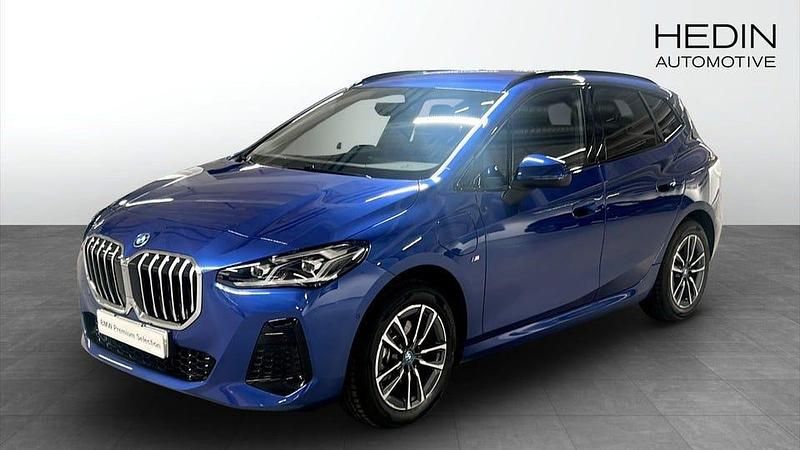 Blå Begagnad 2024 BMW 225 M Sport Kombi | 464 700 kr - Bild 1/4