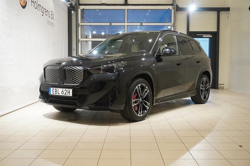 Svart Begagnad 2024 BMW iX1 M Sport SUV | 669 000 kr - Bild 1/4