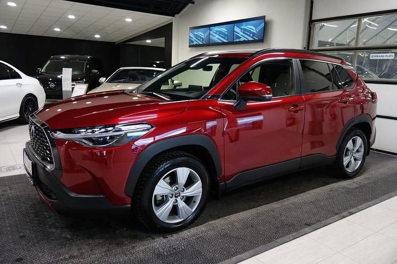 Röd Begagnad 2023 Toyota Corolla Cross Style SUV | 359 000 kr (Marknadspris) - Bild 1/4