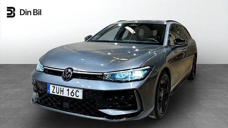 Diabase grey metallic Begagnad 2025 VW Passat R-line Kombi | 449 500 kr (Marknadspris) - Bild 1/4