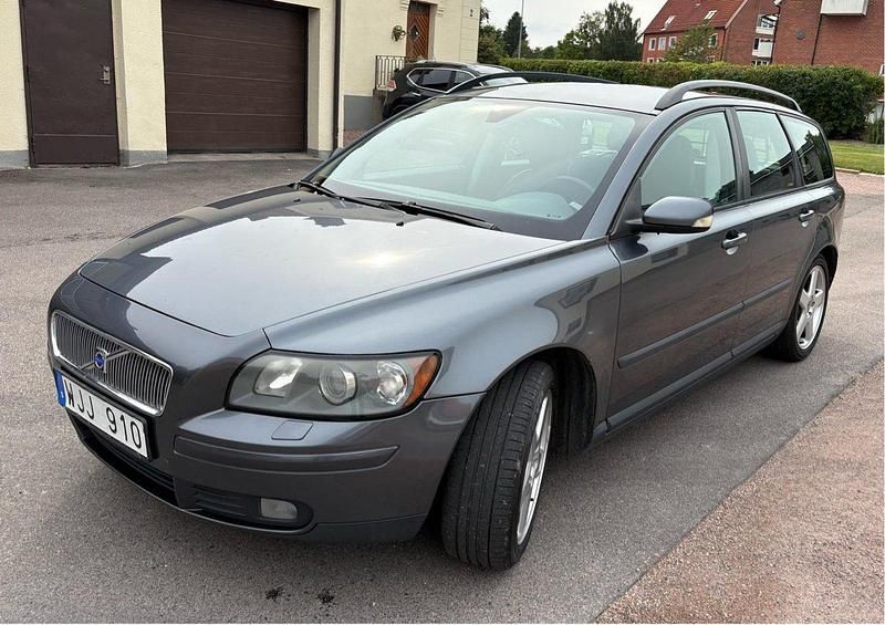 Grå Begagnad 2005 Volvo V50 Kinetic Kombi | 22 000 kr (Marknadspris) - Bild 1/4