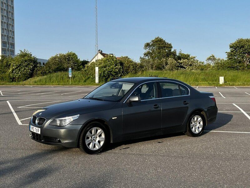 Grå Begagnad 2006 BMW 523 Sedan | 59 000 kr (Marknadspris) - Bild 1/4