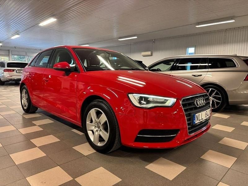 Begagnad Audi A3 Attraction 122 HK (89 kW) 2014 Röd