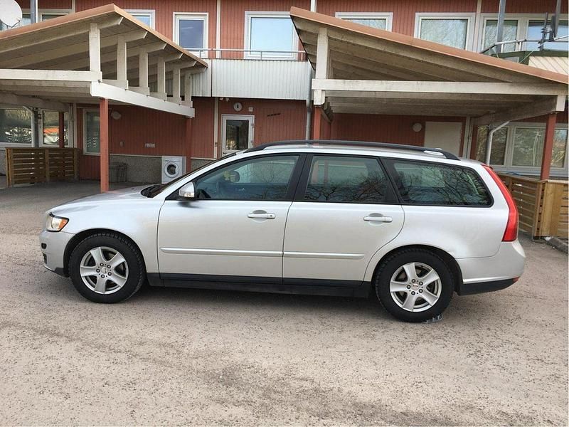 Grå Begagnad 2010 Volvo V50 Kinetic Kombi | 50 000 kr (Marknadspris) - Bild 1/4