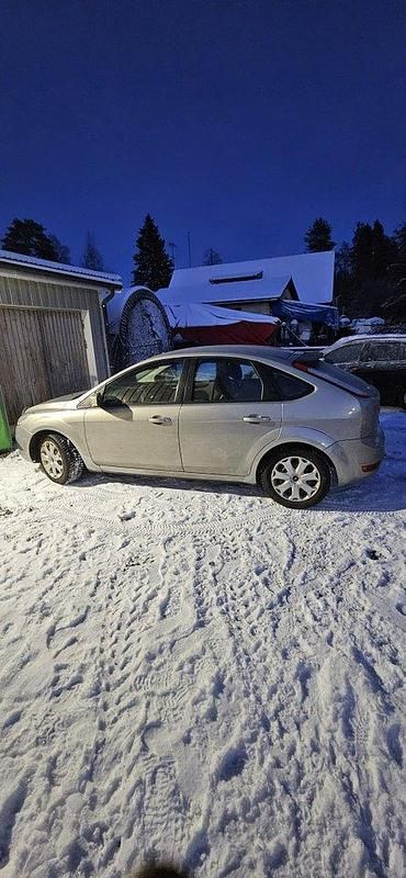 Grå Begagnad 2010 Ford Focus Trend Halvkombi | 32 000 kr (Marknadspris) - Bild 1/4