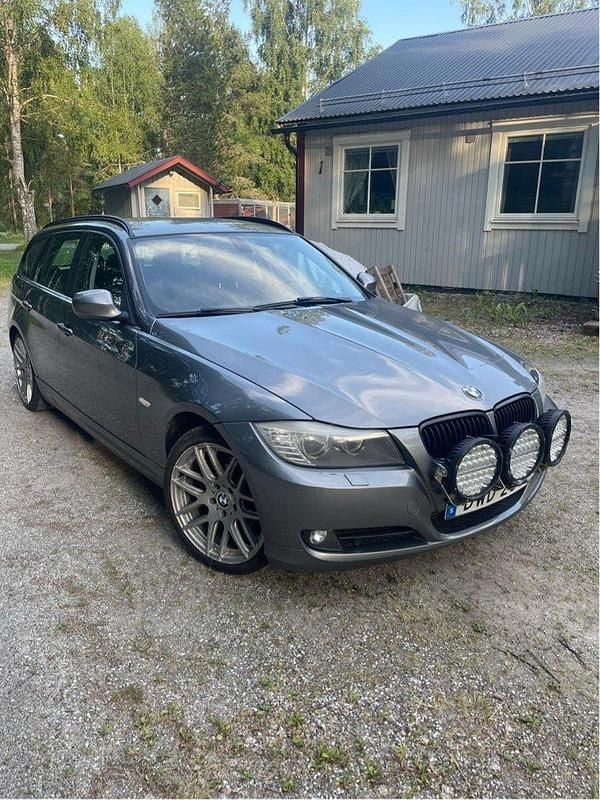 Grå Begagnad 2011 BMW 320 Comfort Edition Kombi | 70 000 kr (Marknadspris) - Bild 1/4
