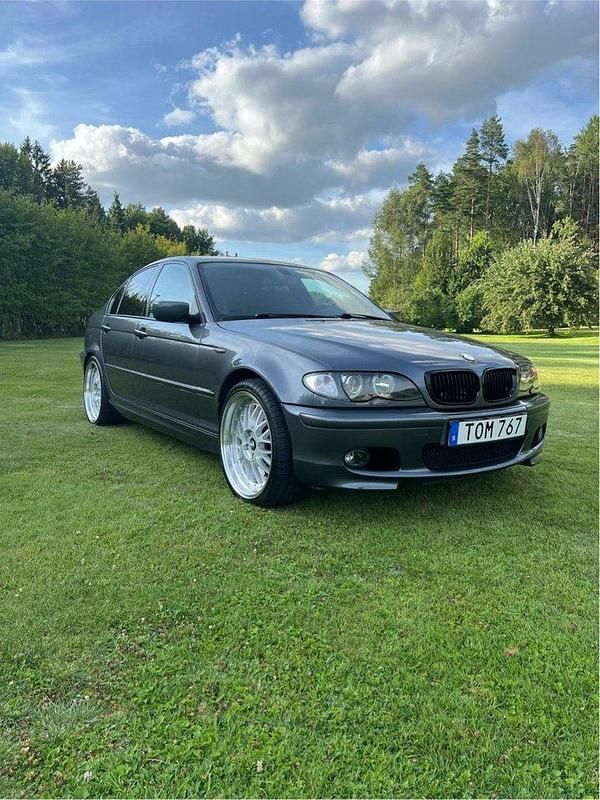 Grå Begagnad 2003 BMW 325 M Sport Sedan | 89 000 kr - Bild 1/4
