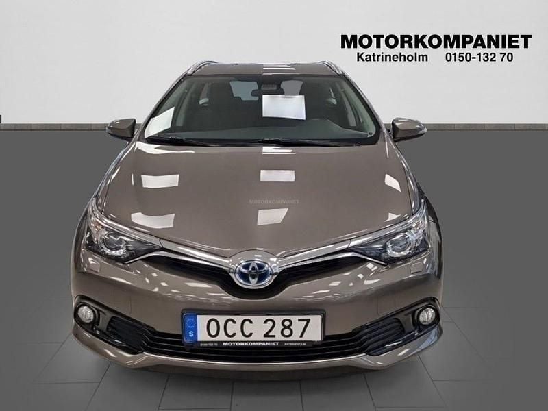 Grå Begagnad 2016 Toyota Auris Touring Sports Active Kombi | 154 900 kr (Marknadspris) - Bild 1/4
