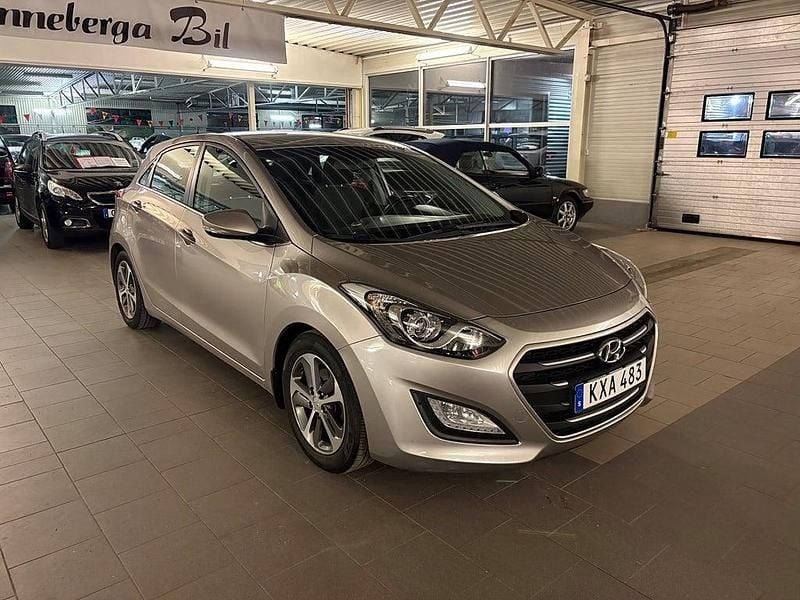Begagnad Hyundai i30 Comfort 135 HK (99 kW) 2015 Brun Halvkombi