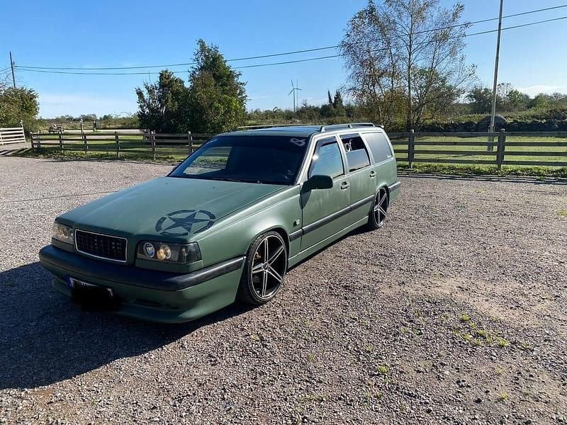 Nato grön Begagnad 1996 Volvo 850 Kombi | 120 000 kr - Bild 1/4
