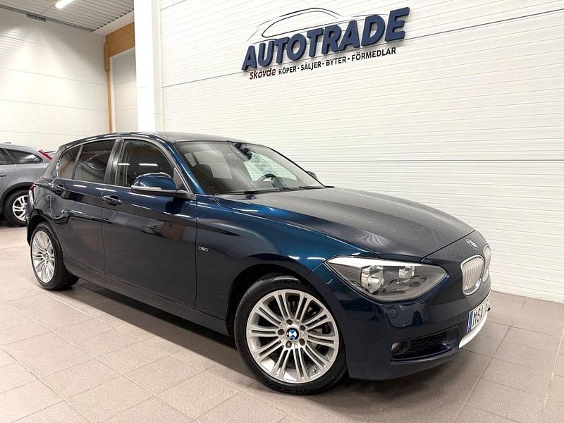 Blå Begagnad 2012 BMW 118 Urban Line Halvkombi | 79 900 kr (Marknadspris) - Bild 1/4