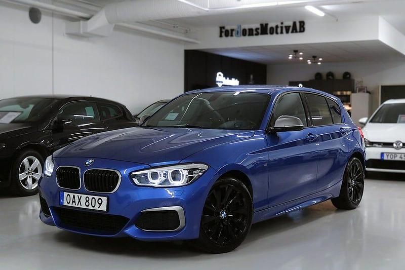 Blå Begagnad 2016 BMW M135 M Sport Halvkombi | 269 900 kr (Marknadspris) - Bild 1/4