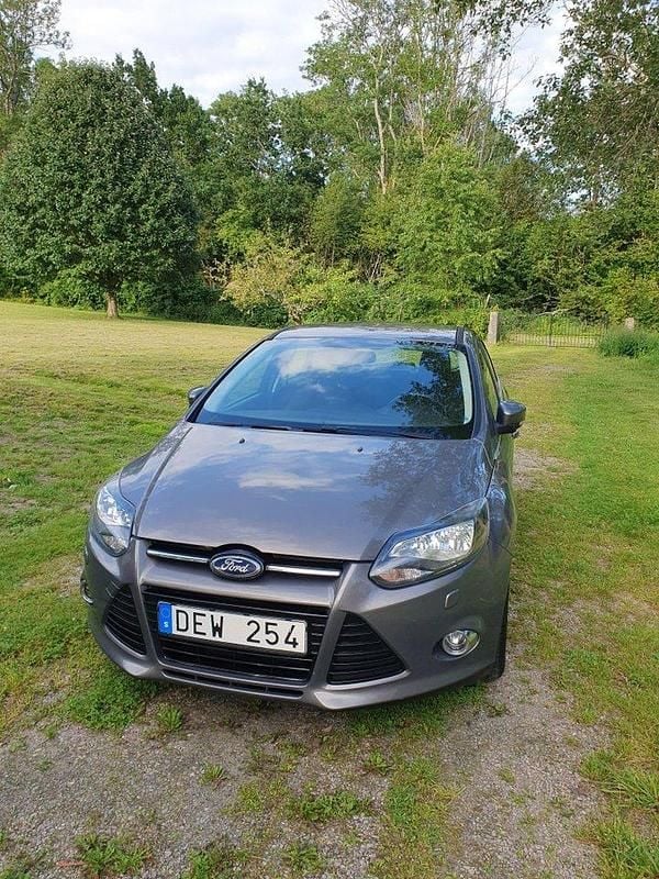 Brun Begagnad 2013 Ford Focus Titanium Halvkombi | 47 000 kr (Marknadspris) - Bild 1/4