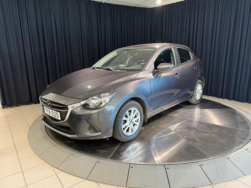 Grå metallic Begagnad 2018 Mazda 2 Vision Halvkombi | 159 000 kr (Marknadspris) - Bild 1/4