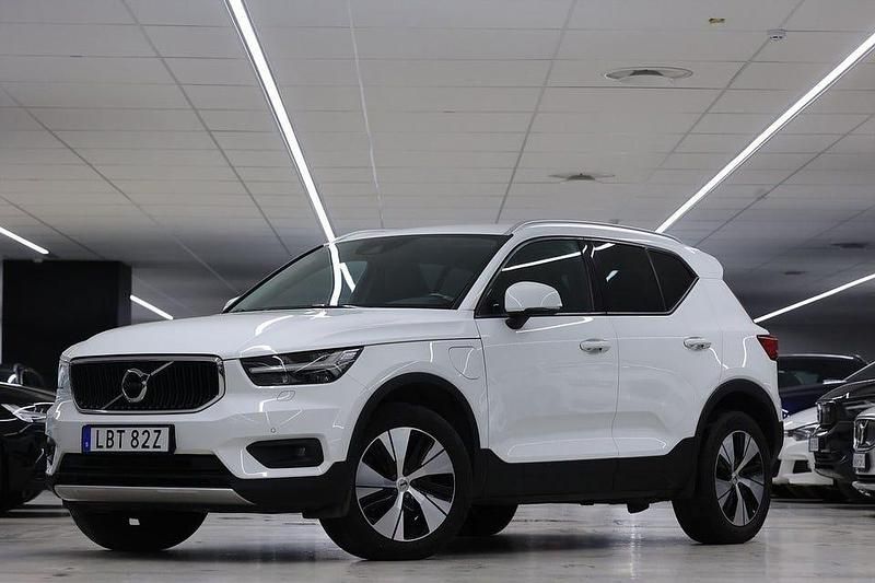 Begagnad Volvo XC40 Momentum 262 HK (192 kW) 2020 Vit SUV