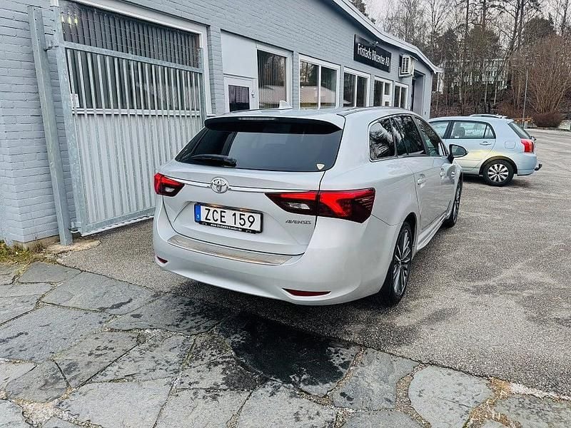 Begagnad Toyota Avensis Active 147 HK (108 kW) 2017 Silver Kombi